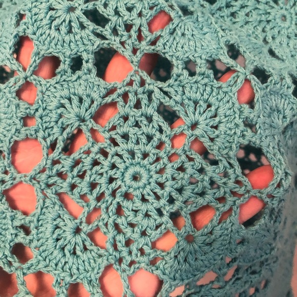 Elegant Crochet Women’s Top in Teal- perfect for those warm summer days. Used - Picture 4 of 10